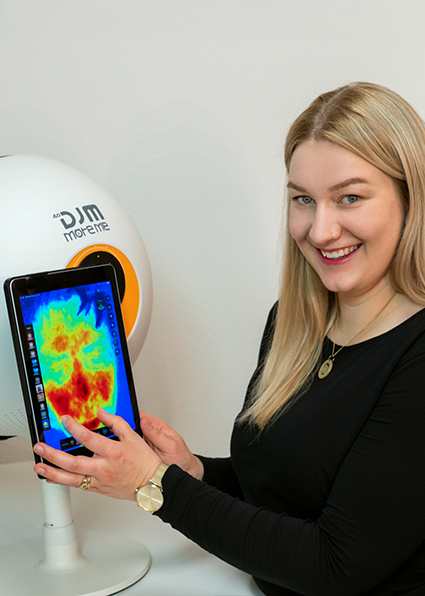 Tatjana von den Hautwandlern bei der Arbeit mit dem Screen des Hautscanners
