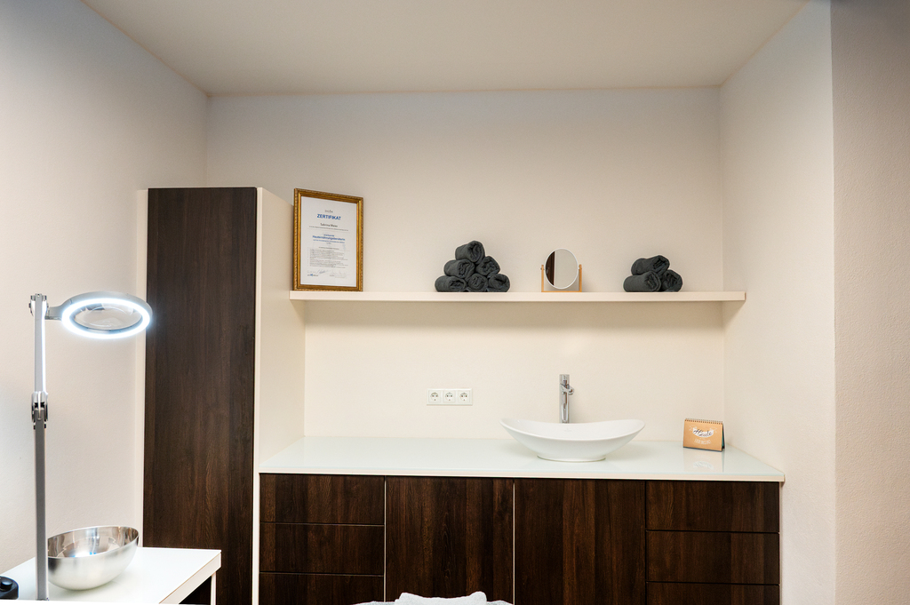 Blick in ein helles Behandlungszimmer im Sabrina Meier Hightech Kosmetikstudio