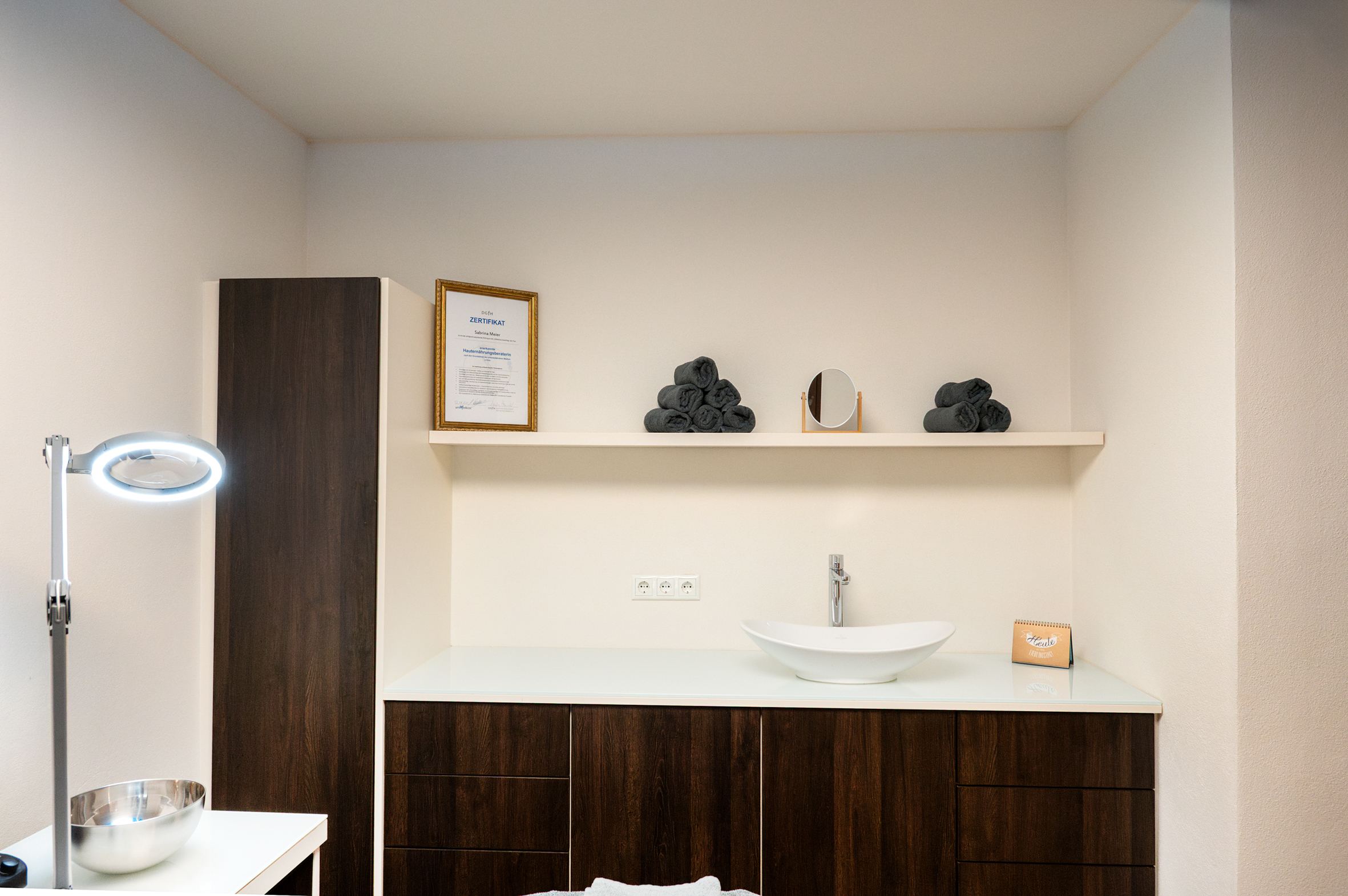 Blick in ein helles Behandlungszimmer im Sabrina Meier Hightech Kosmetikstudio